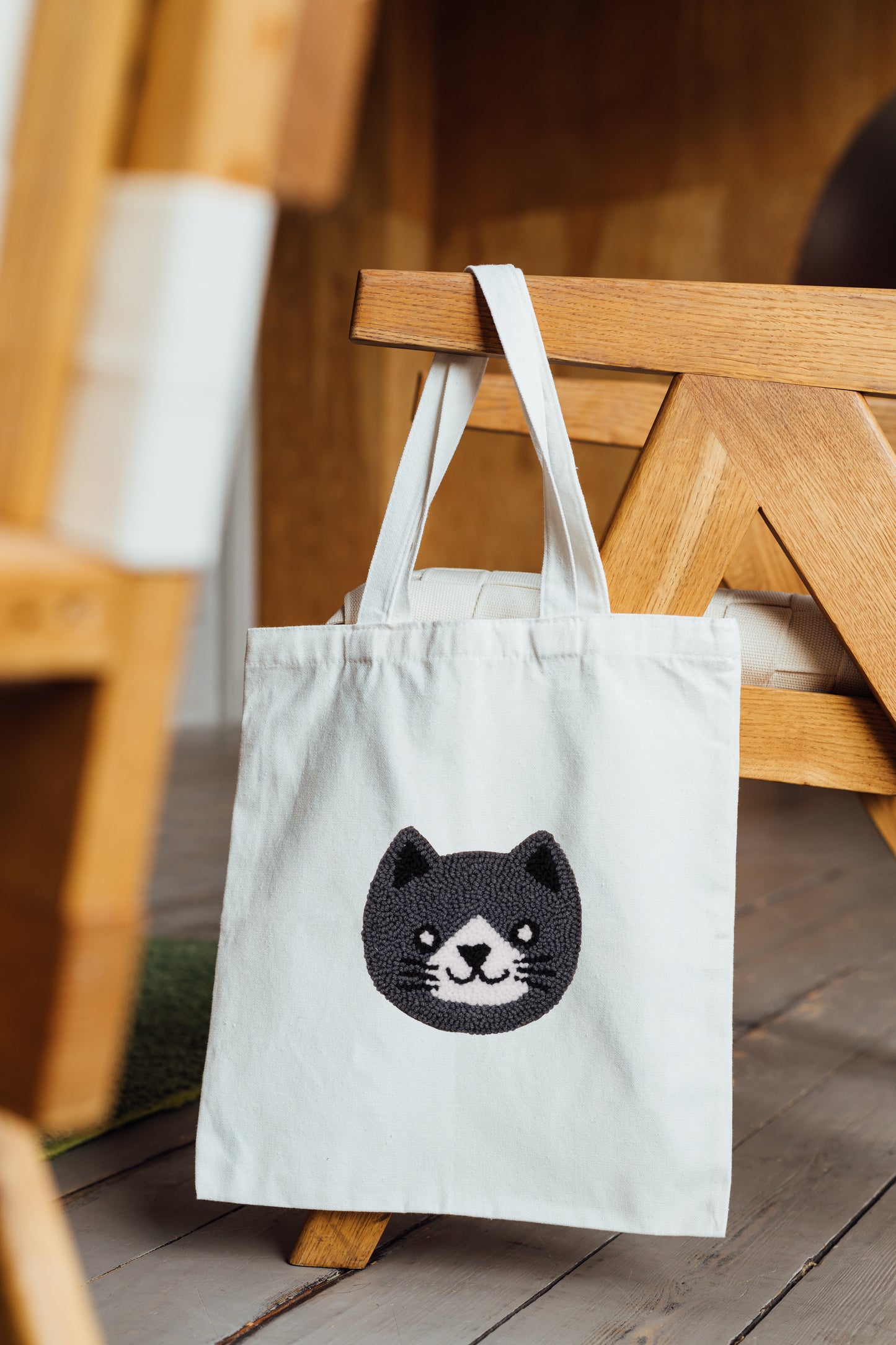 HANDMADE PUNCH NEEDLE TOTE BAG - CAT (DARK GREY)