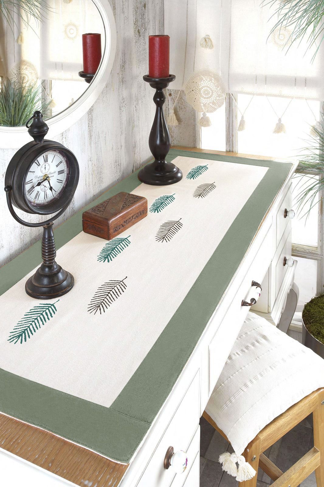 RUNNER WITH FEATHER PATTERNS