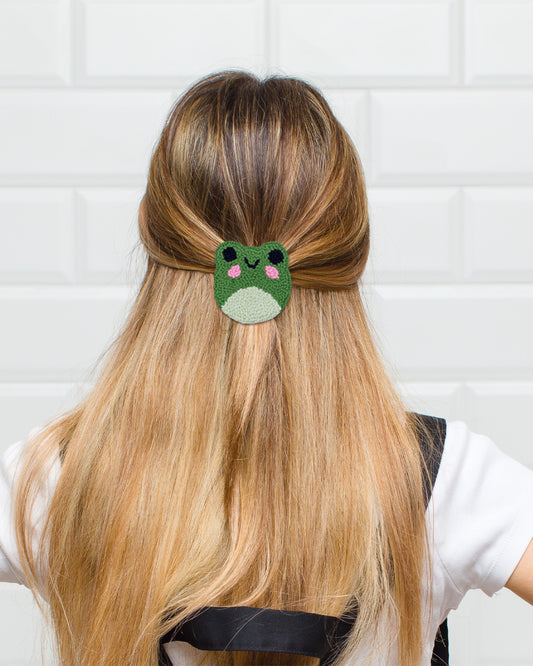 Green frog punch needle hair clip 7.5 cm